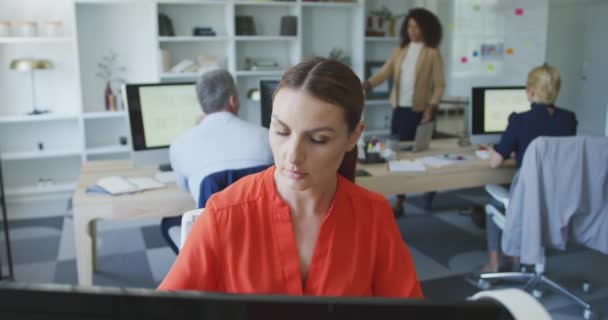 Vista Frontal Una Mujer Negocios Caucásica Que Trabaja Una Oficina — Vídeos de Stock