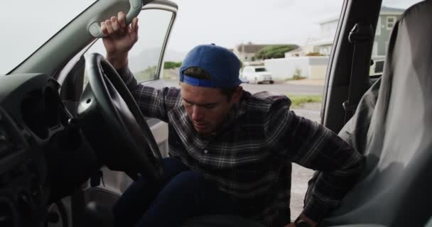 Widok Boku Białego Człowieka Wózku Inwalidzkim Wysiadającego Samochodu Siedzącego Wózku — Wideo stockowe