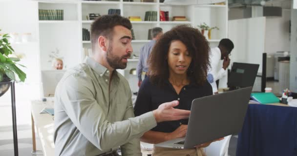 Vista Frontal Del Hombre Negocios Caucásico Mujer Negocios Raza Mixta — Vídeos de Stock