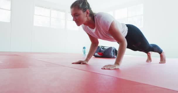 Vue Latérale Une Judoka Adolescente Blanche Faisant Des Pompes Sur — Video