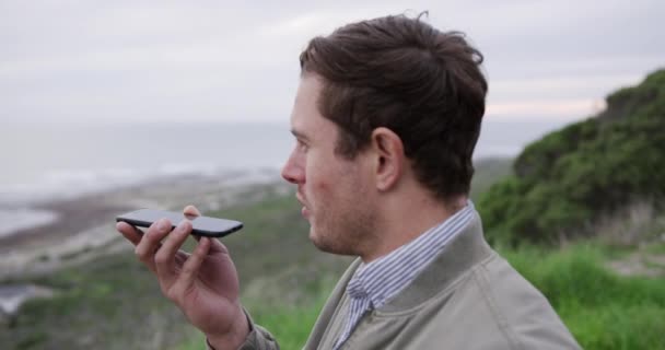 Sidovy Vit Man Rullstol Talar Smartphone Landsbygden Vid Havet Slow — Stockvideo