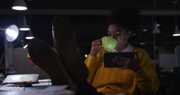 Vooraanzicht Close Van Een Gemengde Ras Zakenvrouw Werken Laat Een — Stockvideo