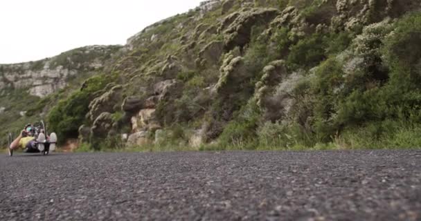 アウトドアスポーツウェアのトレーニングでフィット白人男性のフロントビュー 自転車に乗って 静かな田舎道でサイクリング — ストック動画