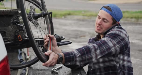 Vista Frontal Hombre Caucásico Silla Ruedas Sacando Partes Una Bicicleta — Vídeo de stock