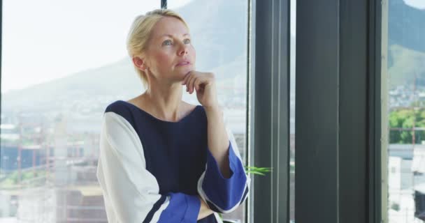 Främre Bild Eftertänksam Vit Affärskvinna Som Arbetar Ett Modernt Kontor — Stockvideo
