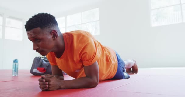 Vista Lateral Uma Judoca Adolescente Mista Vestindo Camiseta Laranja Ginásio — Vídeo de Stock