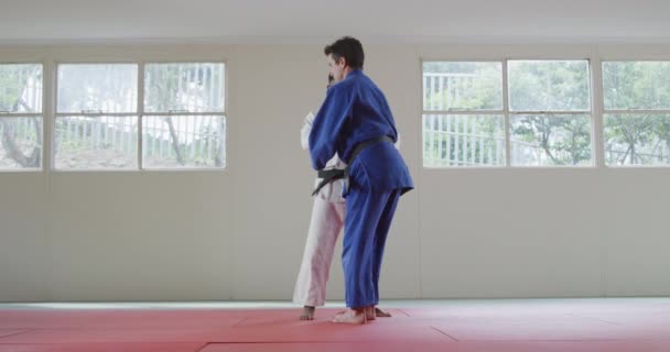 Widok Przodu Mieszany Wyścig Męski Judo Trener Nastoletni Mieszany Wyścig — Wideo stockowe