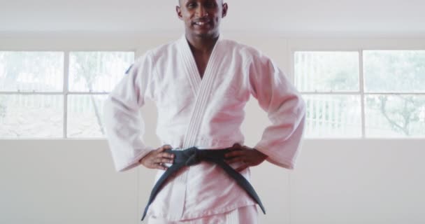 Porträtt Glad Självsäker Tonåring Blandras Hane Judoka Bär Vit Judogi — Stockvideo