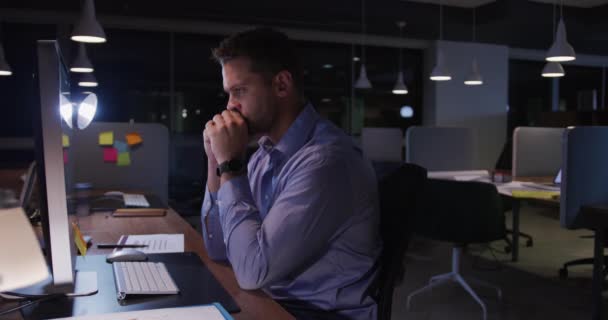 Modern Bir Ofiste Geç Saatlere Kadar Çalışan Yorgun Beyaz Bir — Stok video