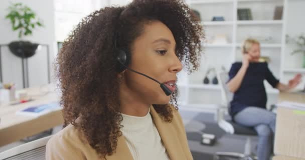 Vista Lateral Uma Empresária Corrida Mista Feliz Trabalhando Escritório Moderno — Vídeo de Stock