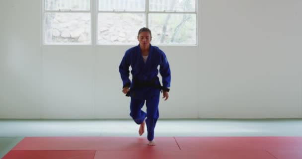 Mavi Judogi Giyen Spor Salonundaki Eğitimden Önce Isınan Poz Veren — Stok video