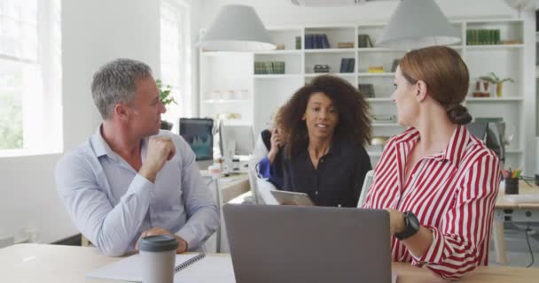 一个白人商人 白人和混血儿女商人一起在现代化的办公室里工作 在电脑屏幕上讨论着慢动作中的头脑风暴 — 图库视频影像