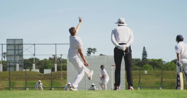 Visão Traseira Adolescente Caucasiano Jogador Críquete Vestindo Brancos Bowling Bola — Vídeo de Stock