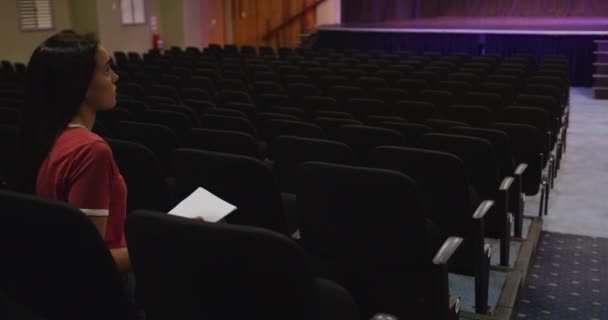 Vista Lateral Una Adolescente Caucásica Teatro Vacío Escuela Secundaria Sentada — Vídeo de stock