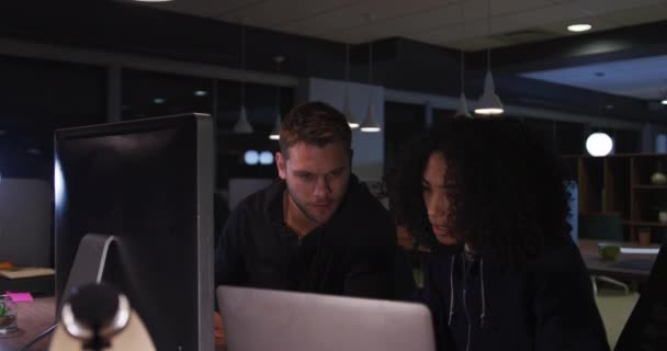 사업가와 사업가가 사무실에서 일하고 책상에 노트북 컴퓨터 화면을 — 비디오
