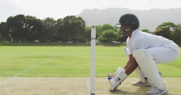 Sidovy Tonårig Afroamerikansk Manlig Cricketspelare Vita Kläder Hjälm Och Handskar — Stockvideo