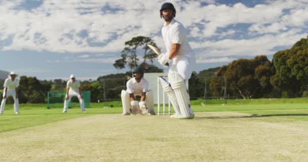 Vista Frontal Jugador Cricket Masculino Caucásico Adolescente Campo Con Casco — Vídeo de stock
