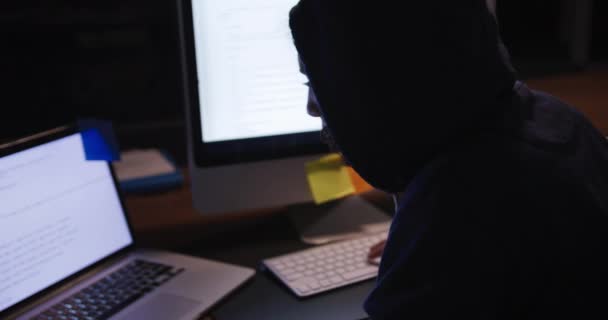 一个混血的女商人在现代化的办公室工作到很晚 头戴头巾 坐在办公桌前看着电脑屏幕打字 她的高视角侧视图 — 图库视频影像