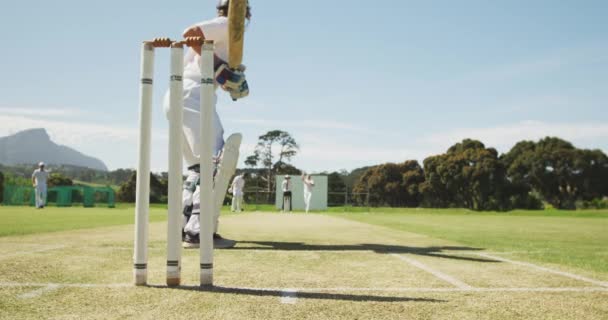 Vista Posteriore Basso Angolo Adolescente Giocatore Cricket Caucasico Che Indossa — Video Stock