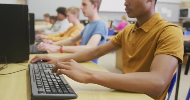 Vista Lateral Adolescente Raza Mixta Estudiante Secundaria Aula Trabajando Una — Vídeo de stock