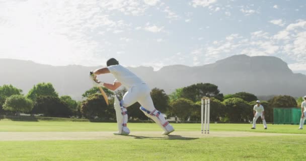Vista Lateral Jugador Cricket Masculino Caucásico Adolescente Campo Con Casco — Vídeos de Stock