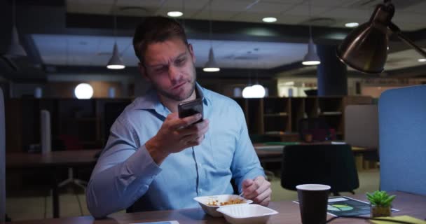 Frontansicht Eines Kaukasischen Geschäftsmannes Der Spät Einem Modernen Büro Arbeitet — Stockvideo