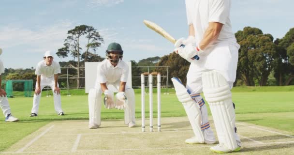 Vorderansicht Eines Jugendlichen Kaukasischen Männlichen Cricketspielers Auf Dem Spielfeld Mit — Stockvideo