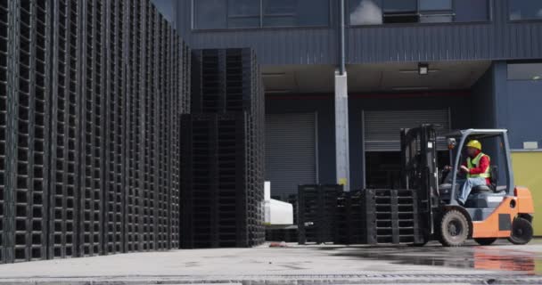 Yoğun Bir Fabrika Deposunda Çalışan Yüksek Görünürlüklü Yelek Koruyucu Miğfer — Stok video