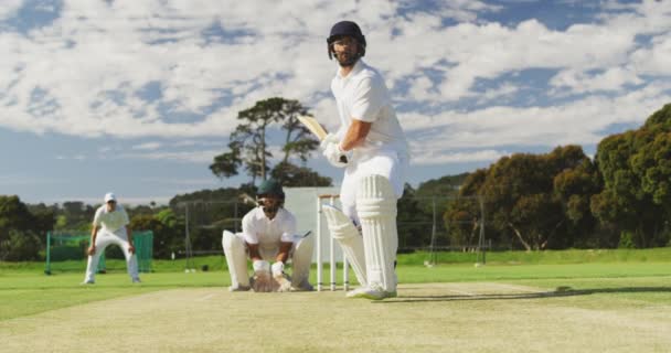 Vorderansicht Eines Jugendlichen Kaukasischen Männlichen Cricketspielers Auf Dem Spielfeld Der — Stockvideo