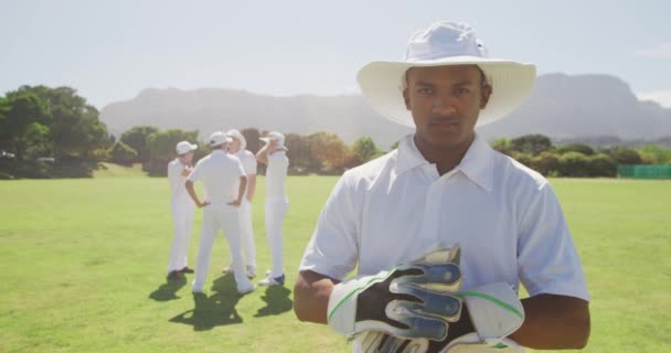 Retrato Jugador Cricket Asiático Adolescente Confiado Usando Blancos Cricket Sombrero — Vídeos de Stock