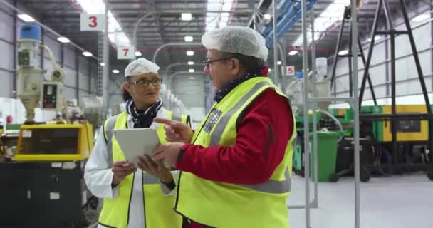 Přední Pohled Zaostřeného Bělocha Pracovnici Pracující Rušném Továrním Skladu Nosící — Stock video