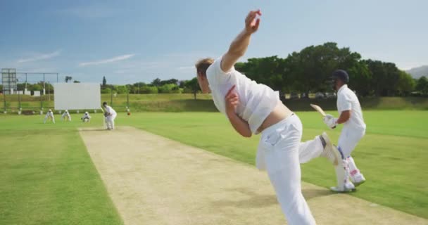 Zadní Pohled Dospívající Běloch Hráč Kriketu Nosit Bílé Házení Míč — Stock video