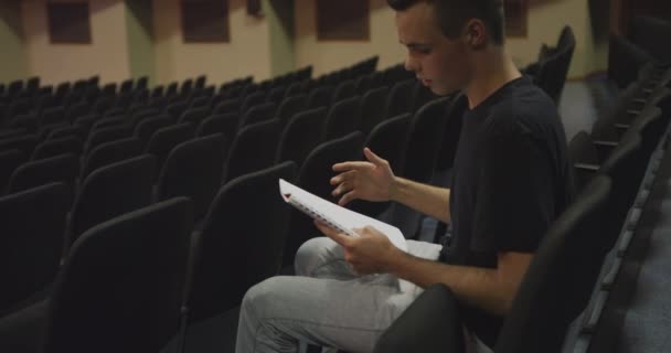 Vista Lateral Adolescente Caucasiano Teatro Vazio Ensino Médio Sentado Auditório — Vídeo de Stock