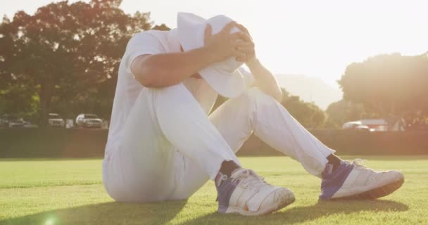 Seitenansicht Von Einem Traurigen Gemischten Teenager Cricketspieler Weiß Und Hut — Stockvideo