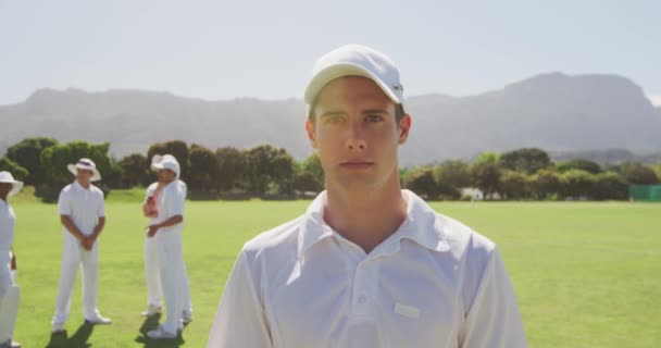 Retrato Jugador Cricket Caucásico Confiado Con Camisa Blanca Gorra Pie — Vídeos de Stock