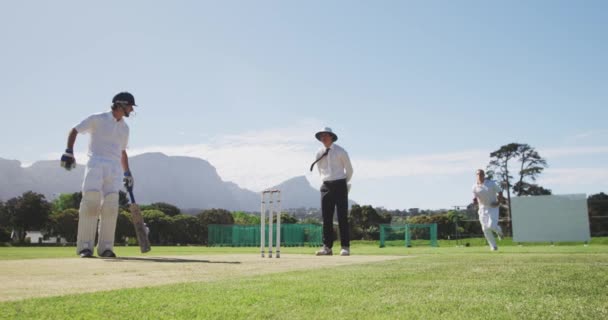 Framifrån Tonåring Vit Man Cricket Spelare Bär Vita Bowling Bollen — Stockvideo
