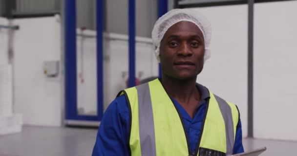 Retrato Trabalhador Afro Americano Feliz Trabalhando Armazém Fábrica Movimentado Vestindo — Vídeo de Stock