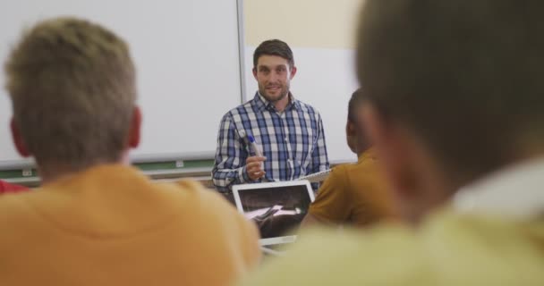 Vista Lateral Professor Caucasiano Ensino Médio Frente Aula Gesticulando Conversando — Vídeo de Stock