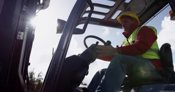 Vista Laterale Basso Angolo Del Lavoratore Maschio Razza Mista Concentrato — Video Stock