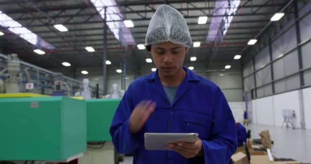 Front View Focused Mixed Race Male Worker Working Busy Factory — Αρχείο Βίντεο