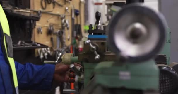 Seitenansicht Eines Männlichen Arbeiters Mit Gemischter Rasse Der Einem Belebten — Stockvideo