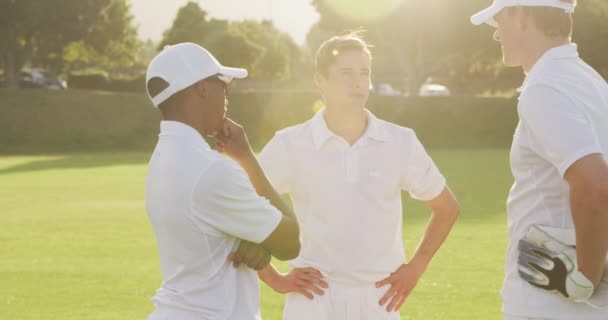 Sidovy Multietnisk Grupp Tonåringar Manliga Cricket Spelare Bär Vita Står — Stockvideo