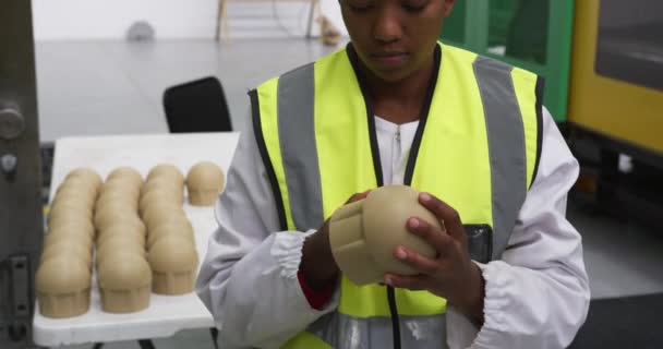 초점이 맞춰진 아프리카 미국인 노동자의 창고에서 일하는 작업복 시야가 조끼를 — 비디오