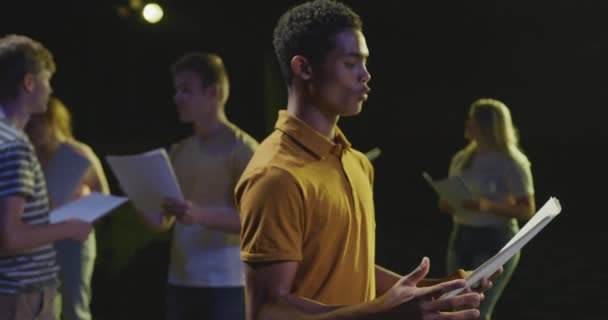 Sahne Provaları Sırasında Boş Bir Okul Tiyatrosunda Karışık Bir Liseli — Stok video