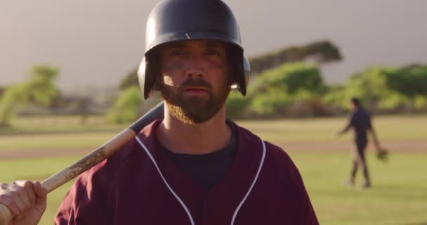 Porträtt Vit Manlig Baseballspelare Slagskämpe Bär Hjälm Idrottsplan Solig Dag — Stockvideo