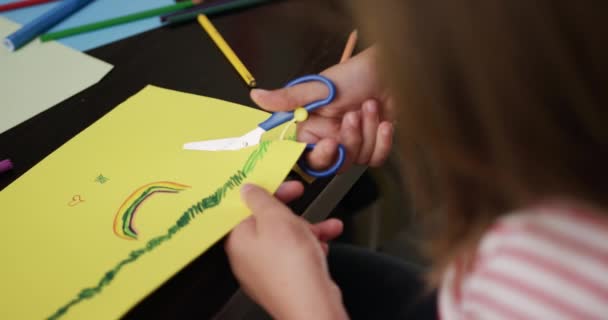 Підліток Кавказька Дівчина Яка Проводить Вільний Час Вдома Їдальні Малює — стокове відео