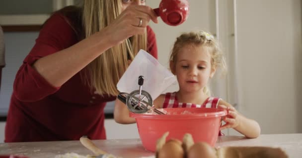 一个白人孕妇在厨房里享受着闲暇时光 和她的小女儿慢吞吞地做着煎饼当早餐 — 图库视频影像