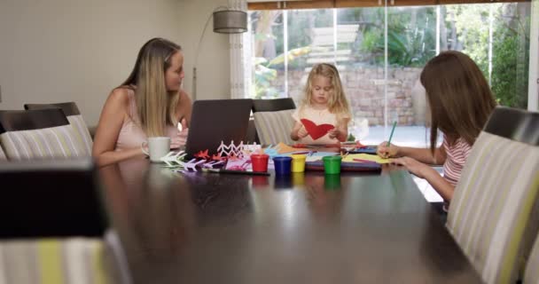 Vista Lateral Una Mujer Caucásica Disfrutando Tiempo Libre Casa Comedor — Vídeos de Stock