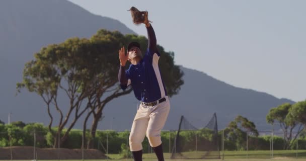 Vista Frontal Jugador Béisbol Masculino Raza Mixta Durante Partido Béisbol — Vídeo de stock