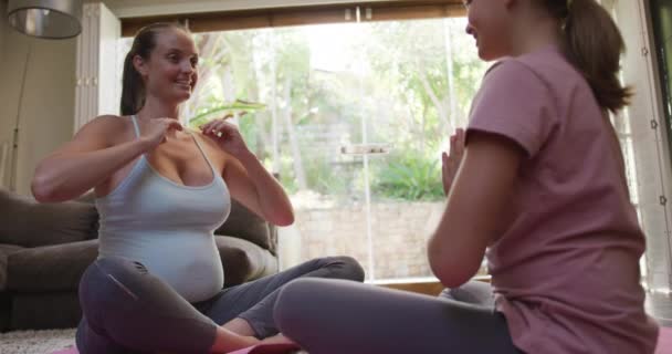 Vista Lateral Una Adolescente Caucásica Madre Embarazada Disfrutando Del Tiempo — Vídeo de stock